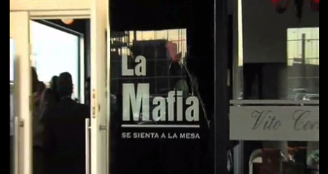 locanda la mafia se sienta a la mesa